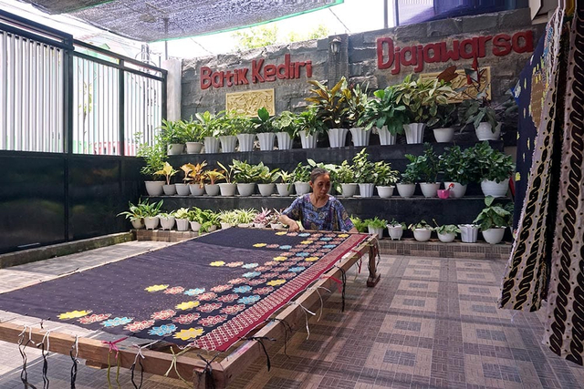 Pemkot Kediri Fasilitasi Pembatik untuk Pameran Karya di Hari Batik Nasional (8667)