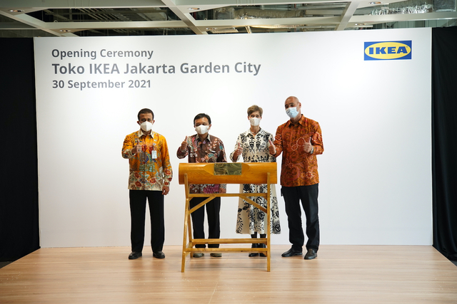 President Director PT Rumah Mebel Nusantara (IKEA Indonesia), Patrik Lindvall,  Wali Kota Jakarta Timur, Muhammad Anwar,  Duta Besar Swedia untuk Indonesia, HE Marina Berg, melakukan foto bersama dalam pembukaan IKEA Jakarta Garden City, pada Kamis. Foto: Dok. IKEA Indonesia