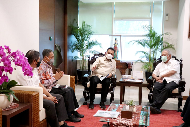 Diskusi Menteri Pekerjaan Umum dan Perumahan Rakyat (PUPR) RI, Basuki Hadimuljono, bersama Gubernur Kepri, Ansar Ahmad. Foto: Istimewa