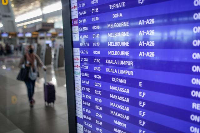 Calon penumpang pesawat berjalan di area Terminal 3 Bandara Internasional Soekarno Hatta, Tangerang, Banten, Selasa (21/9/2021). Foto: Fauzan/Antara Foto.