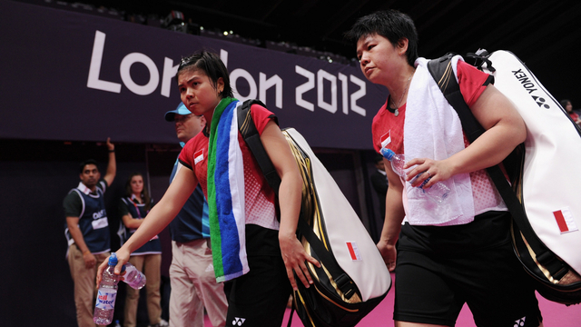 Ganda putri Indonesia Greysia Polii/Meiliana Jauhari meninggalkan lapangan usai didiskualifikasi pada Olimpiade London 2012 di Wembley Arena, London, pada 31 Juli 2012. Foto: Michael Regan/Getty Images