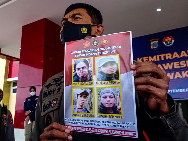 Kapolda Sulteng Irjen Pol Rudy Sufahriadi saat memperlihatkan foto 4 sisa DPO teroris Poso dihadapan sejumlah media. Foto: Tim PaluPoso