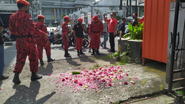 Aksi tabur bunga di depan klub malam di Yogyakarta sebagai bentuk berkabung atas tewasnya tukang parkir akibat dianiaya. Foto: Eva M/Tugu Jogja