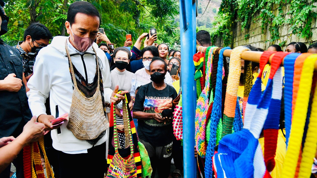 Saat Jokowi Beli Noken di Pinggir Jalan dari Mama-Mama Papua (4652)