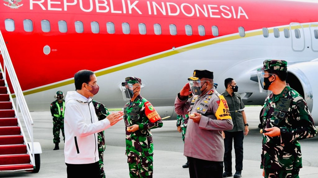Saat Jokowi Beli Noken di Pinggir Jalan dari Mama-Mama Papua (4656)