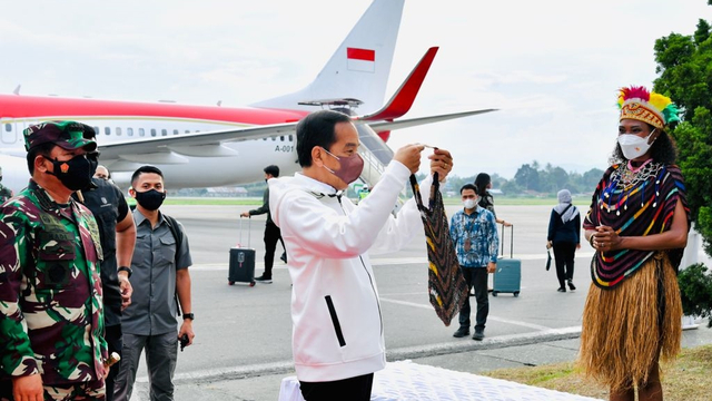 Saat Jokowi Beli Noken di Pinggir Jalan dari Mama-Mama Papua (4658)