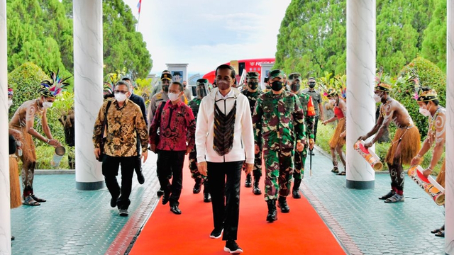 Saat Jokowi Beli Noken di Pinggir Jalan dari Mama-Mama Papua (4657)