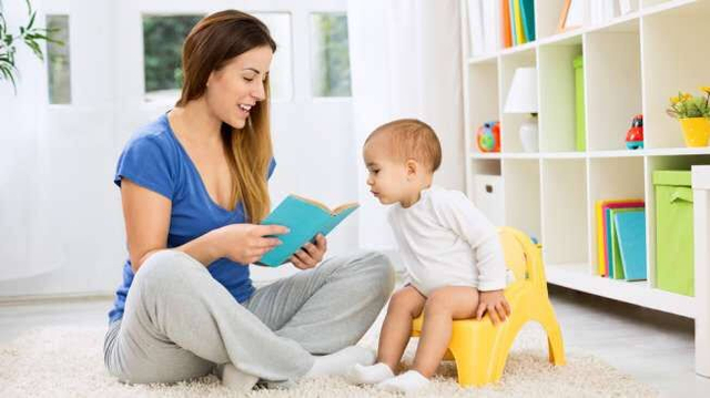 Ilustrasi membacakan buku kepada anak. Foto: Shutterstock