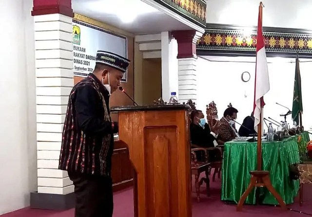 Anggota DPRD Manggarai, Silvester Nado, saat menyampaikan pendapat akhir Fraksi Partai Demokrat terkait Perda APBD Perubahan Kabupaten Manggarai. Foto : Engkos Pahing