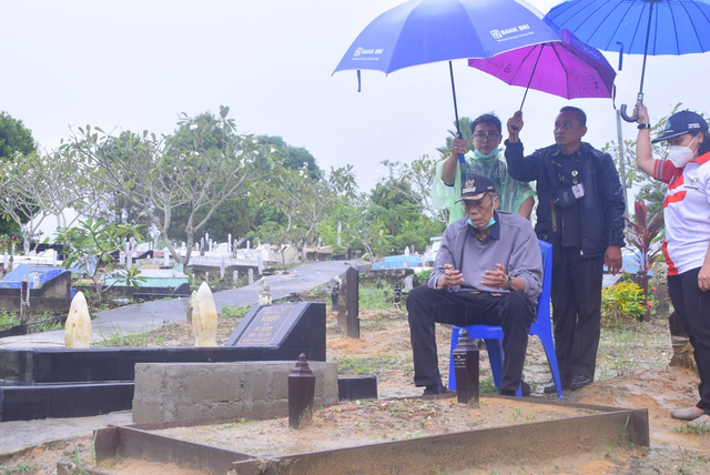Bupati Sintang Jarot Winarno ziarah ke makam Herry Samsudin, Ketia DPD Nasdem Sintang. Foto: Prokopim Sintang