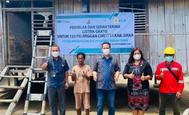 Manajer PT PLN (Persero) UP3 Flores Bagian Timur, Saut P Pandjaitan dan Kepala Dinas Perumahan dan Kawasan Permukiman dan Pertanahan Kabupaten Sikka, Femmy Bapa saat menyerahkan bantuan listrik gratis kepada salah satu penerima bantuan di Kabupaten Sikka. Foto : Istimewa