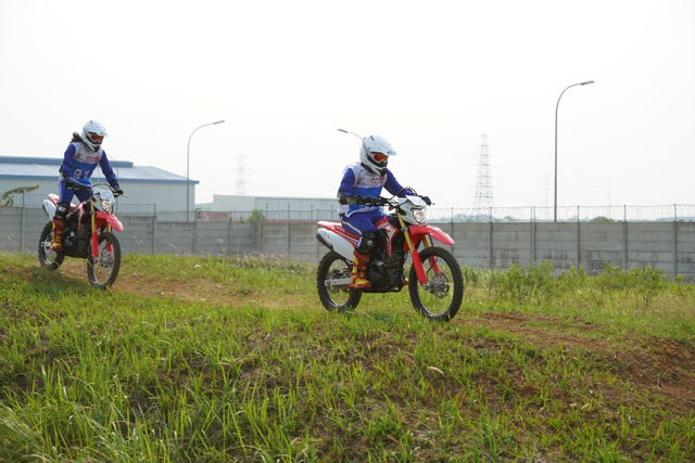 Geber Honda CRF150L di sirkuit off-road Safety Riding Park di Cikarang milik AHM. Foto: dok. AHM