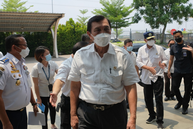 Menteri Luhut Binsar Pandjaitan meninjau pabrik Wuling di Karawang. Foto: dok. WulingMotors