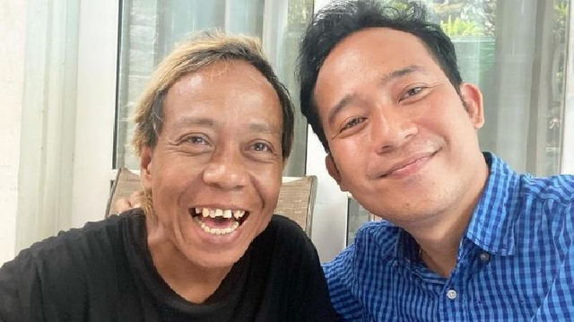 Denny Cagur bersama karyawannya, Agus Cita. Foto: Instagram/@dennycagur.