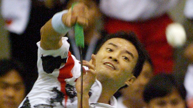 Pebulu tangkis Indonesia Hendrawan saat melawan Muhamamad-Roslin Hashim dari Malaysia dalam pertandingan perempat final tunggal putra Asian Games ke-13 pada 15 Desember 1998. Foto: Toshifumi Kitamura/AFP