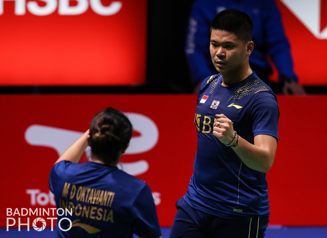 Pertandingan antara Melati Daeva Oktavianti dan Praveen Jordan dari Indonesia saat melawan Cheah Yee See dan Hoo Pang Ron dari Malaysia di Sudirman Cup 2021. Foto: Raphael Sachetat/Badmintonphoto/BWF