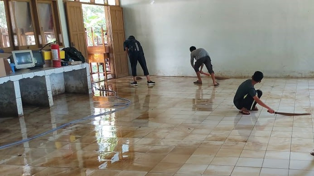Siswa SMAN 1 Pangale membersihkan ruang kelas usai digenangi banjir. Foto: Dok. Istimewa