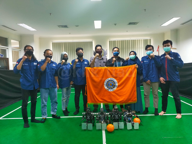 Tim R-SCUAD saat mengikuti lomba Kontes Robot Sepak Bola Indonesia Humanoid tahun 2021 (Foto: IStimewa)