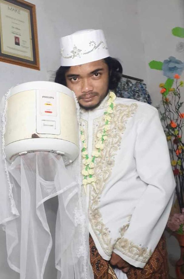 Heboh lelaki di Indonesia bernama Khoirul Anam menikah dengan rice cooker hingga viral di mancanegara. (Foto: Facebook/@Khoirul Anam) 