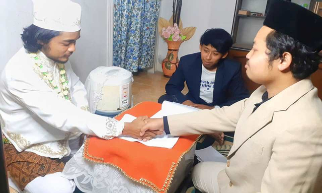 Heboh lelaki di Indonesia bernama Khoirul Anam menikah dengan rice cooker hingga viral di mancanegara. (Foto: Facebook/@Khoirul Anam)