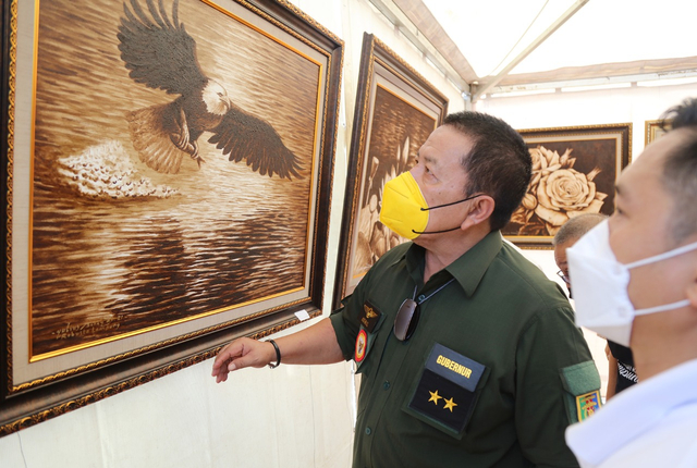 Gubernur Lampung Arinal Djunaidi saat melihat lukisan dari media kopi pada hari kopi internasional, Sabtu (2/10) | Foto : Ist