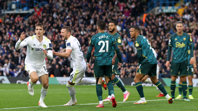 Pemain Leeds United Diego Llorente merayakan gol pertama mereka dengan Liam Cooper saat melawan Watford di Elland Road, Leeds, Inggris. Foto: Lee Smith/Reuters