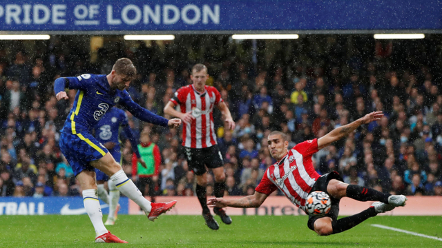 Pemain Chelsea Timo Werner duel dengan pemain Southampton Oriol Romeu saat pertandingan di Stamford Bridge, London, Inggris. Foto: Paul Childs/Reuters