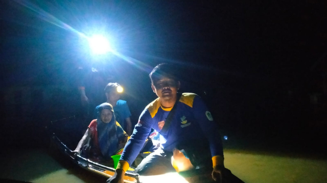 Menjelang tengah malam, ketinggian air di Kota Putussibau, semakin naik. Warga memilih mengungsi karena rumah mereka sudah terendam banjir. Foto: Dok BPBD Kapuas Hulu