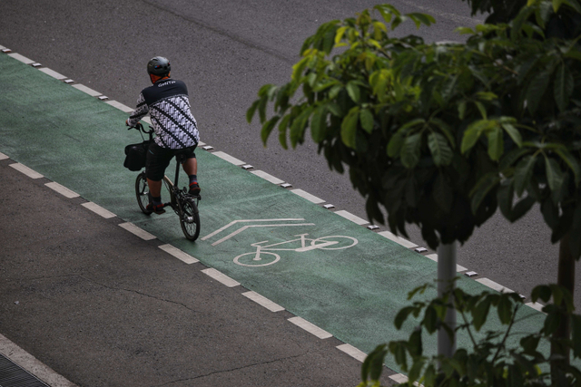 Warga bersepeda melintasi jalur sepeda di kawasan Sudirman, Jakarta, Minggu (3/10/2021). Foto: Aditia Noviansyah/kumparan