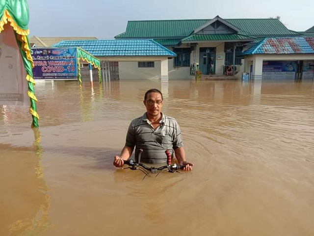 Banjir besar yang terjadi di Kota Putussibau, Kabupaten Kapuas Hulu. Banjir tahun ini, disebut lebih besar dibanding tahun 2020 silam. (Foto: Dokumen Taufik)