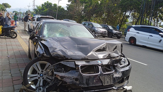 Mobil sedan BMW yang kecelakaan beruntun di Jalan Raya Puncak, Cisarua Kabupaten Bogor, Minggu (3/10). Foto: kumparan