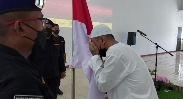 Napiter di Lapas Khusus Kelas II A Karanganyar, Nusakambangan, Muhammad Basri Bin Barjo menyatakan ikrar setia kepada NKRI. Foto: Dok. Polri