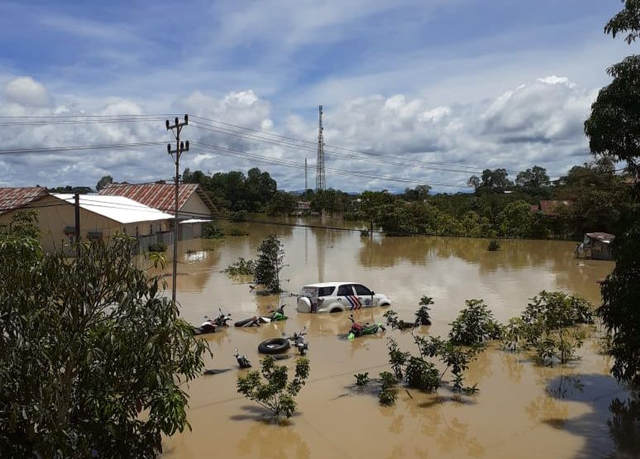 Banjir di Putussibau melumpuhkan aktivitas warga. Bahkan listrik juga masih belum menyala sejak Sabtu malam hingga siang ini. Foto: Dok Hi!Pontianak 