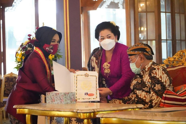 Wali Kota Mojokerto Dianugerahi Gelar Kehormatan dari Keraton Surakarta