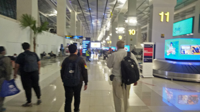 Petugas Kantor Imigrasi Kelas II TPI Singaraja saat memproses pendeportasian warga Kanada (baju putih) di Bandara Soekarno Hatta - IST