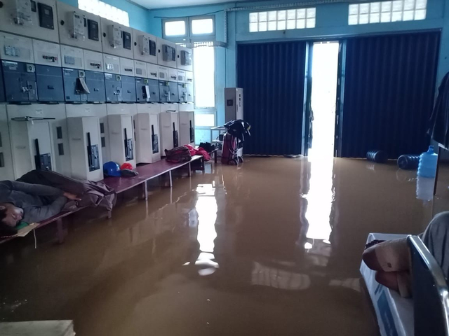 PLTD Sawai tergenang banjir, akibatnya listrik di Kota Putussibau mati total sejak Sabtu tengah malam hingga Minggu siang ini. (Foto: Dokumen Gurit Baskoro)