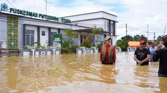 Bupati Kapuas Hulu, Fransiskus Diaan, berada di tengah banjir yang terjadi di Kota Putussibau. Foto: Dok Hi!Pontianak