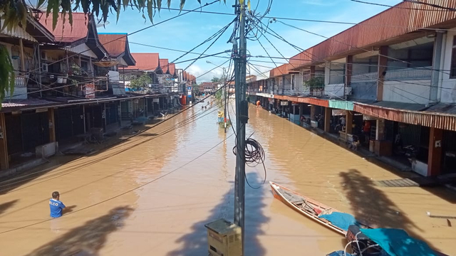 Banjir melumpuhkan kota Putussibau, Kapuas Hulu, Kalbar. Foto: Dok Hi!Pontianak