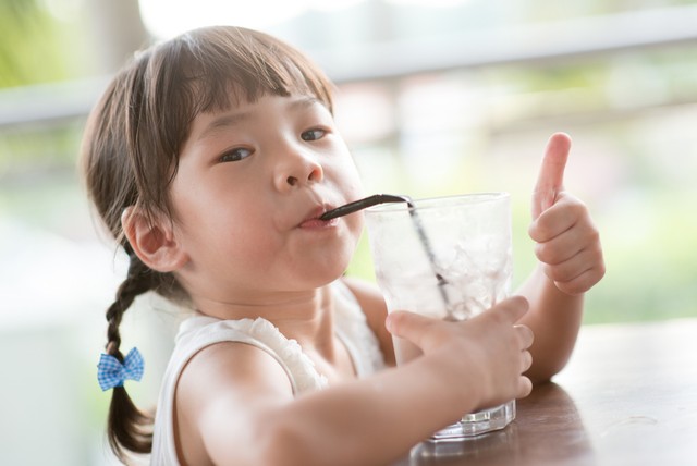 Ilustrasi anak balita minum air es. Foto: Shutter Stock