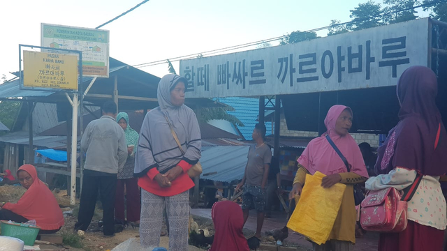 Pasar Karya Baru yang bertuliskan Aksara Hangeul di Kampung Korea, Buton. Foto: Nadhir Attamimi/kendarinesia.