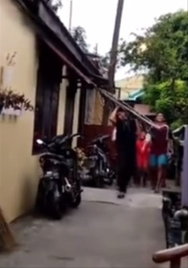 Viral maling besi di Medan diarak warga dan anak-anak keliling gang sambil diteriaki hingga dinyanyikan lagu Happy Birthday. (Foto: Instagram/@merindink)