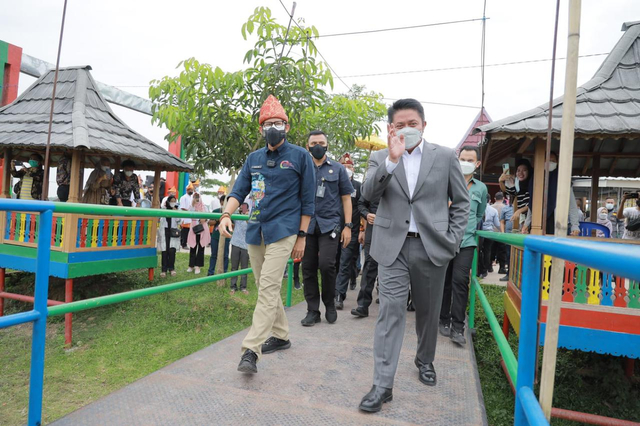Menteri Pariwisata dan Ekonomi Kreatif (Menparekraf) RI, Sandiaga Salahuddin Uno, saat mengunjungi desa wisata ekowisata Burai. Foto: Istimewa