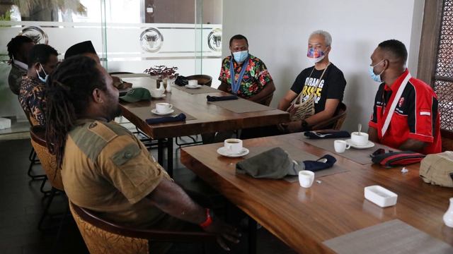 Kelompok Cipayung Papua bersama Gubernur Jawa Tengah, Ganjar Pranowo di Jayapura, Minggu (3/10). Foto: Dok. Istimewa