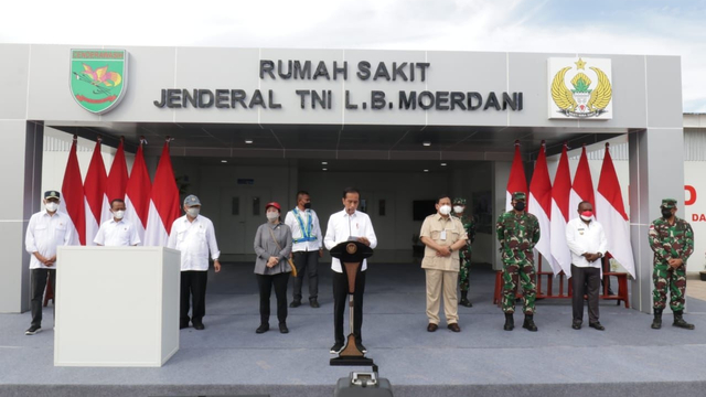 Presiden Jokowi saat meresmikan Rumah Sakit Modular Jenderal TNI LB. Moerdani di Merauke. Foto: Biro Humas Setjen Kemhan