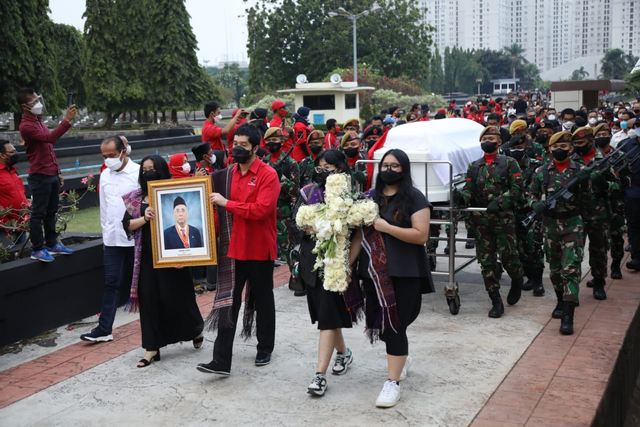 Suasana pemakaman politikus senior PDI Perjuangan Sabam Sirait di Taman Makam Pahlawan (TMP) Kalibata, Jakarta Selatan, Minggu (3/10). Foto: Aditia Noviansyah/kumparan