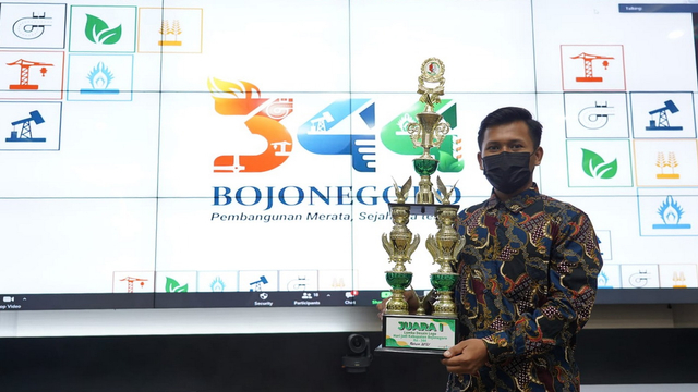Wahyu Pujianto, warga Desa Ngraseh, Kecamatan Dander, Kabupaten Bojonegoro, pemenang lomba desain logo Hari Jadi Bojonegoro (HJB) ke-344 tahun 2021. (foto: Dok Istimewa)