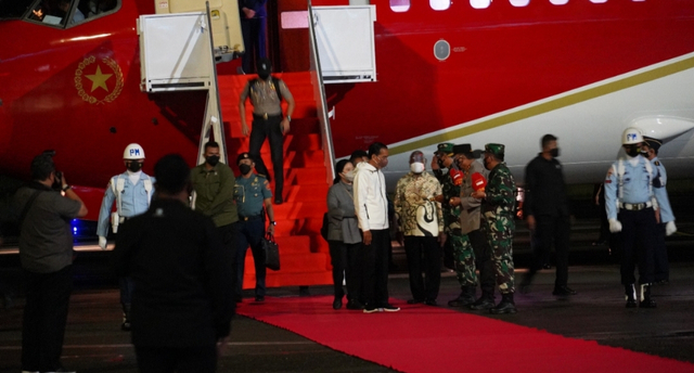 Presiden Jokowi saat tiba di Bandara DEO Sorong, Minggu malam (3/10)