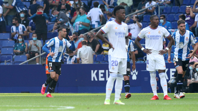 Selebrasi pemain Espanyol Raul de Tomas usai mencetak gol ke gawang Real Madrid pada pertandingan lanjutan Liga Spanyol di RCDE Stadium, Cornella de Llobregat, Spanyol. Foto: Albert Gea/REUTERS