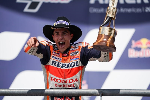 Pebalap Tim Repsol Honda, Marc Marquez merayakan kemenangannya saat balapan MotoGP Red Bull Grand Prix Amerika di Sirkuit Amerika. Foto: Honda Racing Corporation