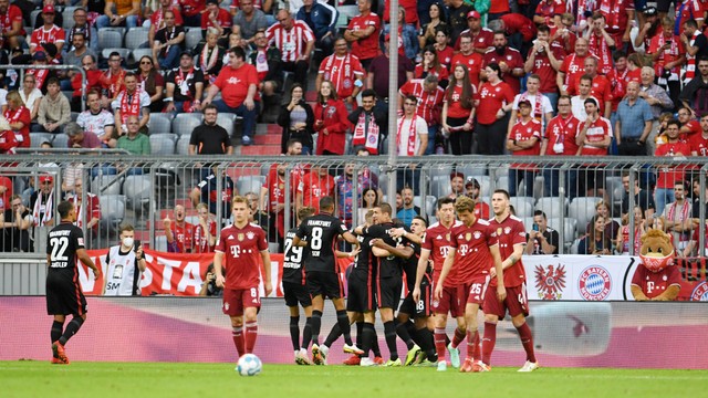 Pemain Eintracht Frankfurt Martin Hinteregger merayakan mencetak gol pertama mereka dengan rekan satu timnya. Foto: REUTERS/Andreas Gebert